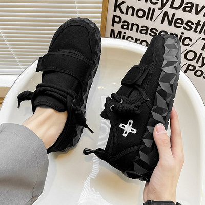 Įvairių spalvų laisvalaikio vyriški sportbačiai su lopais