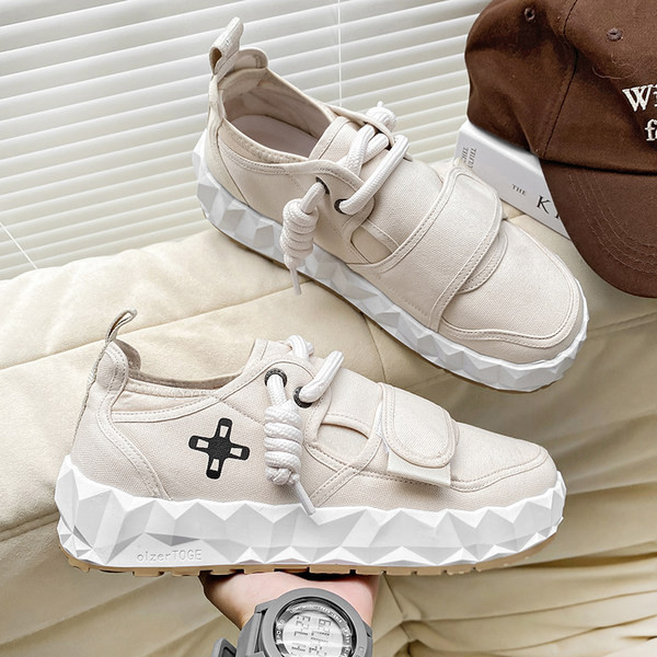 Įvairių spalvų laisvalaikio vyriški sportbačiai su lopais