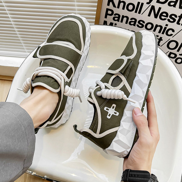 Įvairių spalvų laisvalaikio vyriški sportbačiai su lopais