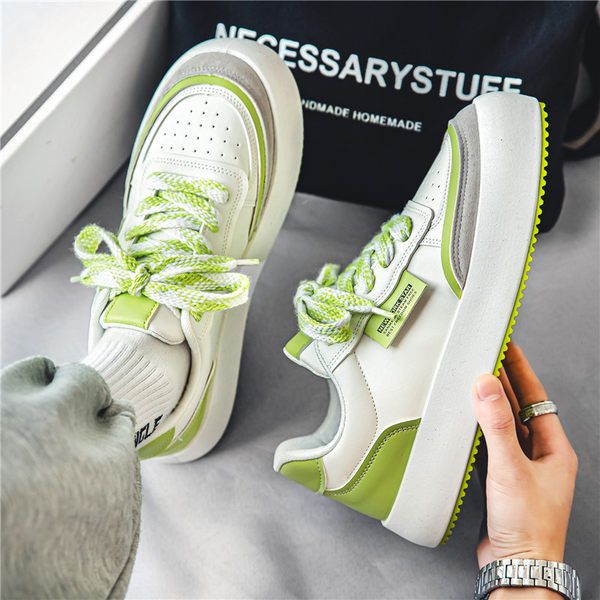 Férfi tornacipő színes fűzővel