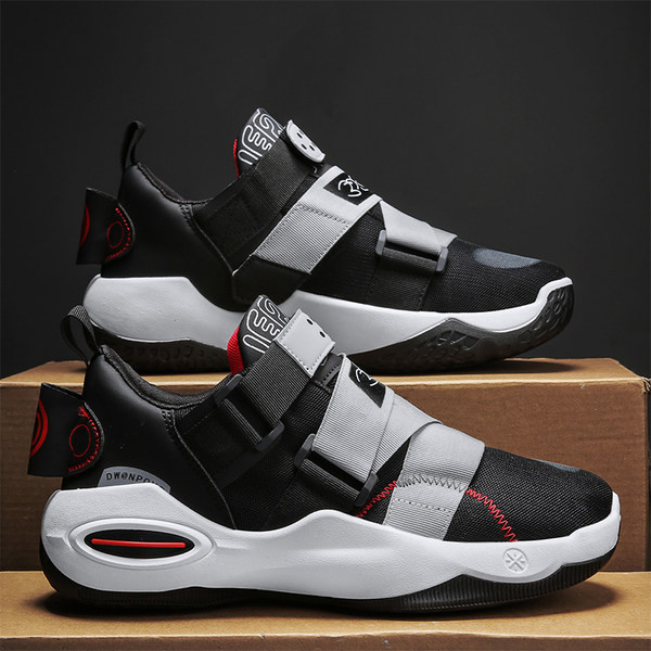 Többszínű férfi tornacipő matricákkal és feliratokkal