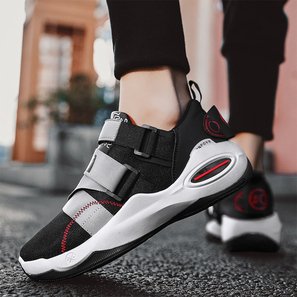 Többszínű férfi tornacipő matricákkal és feliratokkal