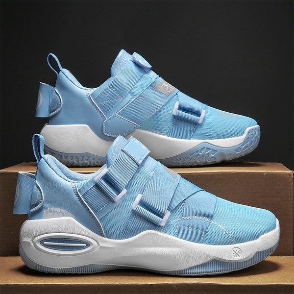 Többszínű férfi tornacipő matricákkal és feliratokkal