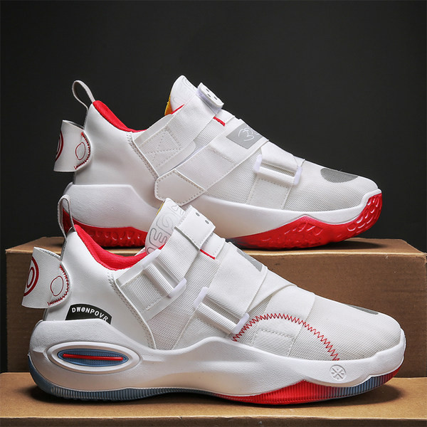 Többszínű férfi tornacipő matricákkal és feliratokkal