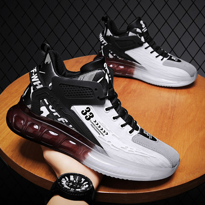 Įvairių spalvų madingi vyriški sportbačiai