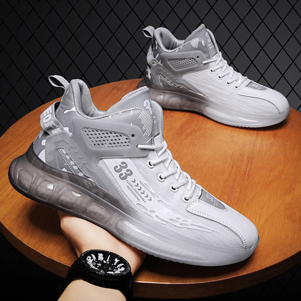 Įvairių spalvų madingi vyriški sportbačiai