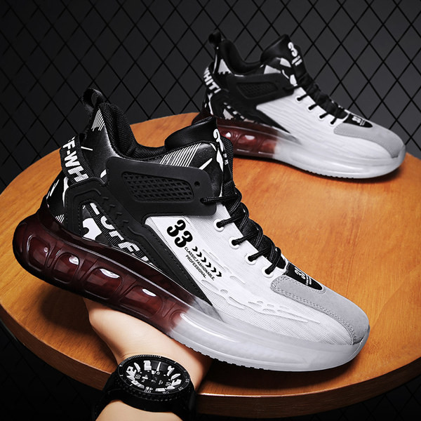 Įvairių spalvų madingi vyriški sportbačiai