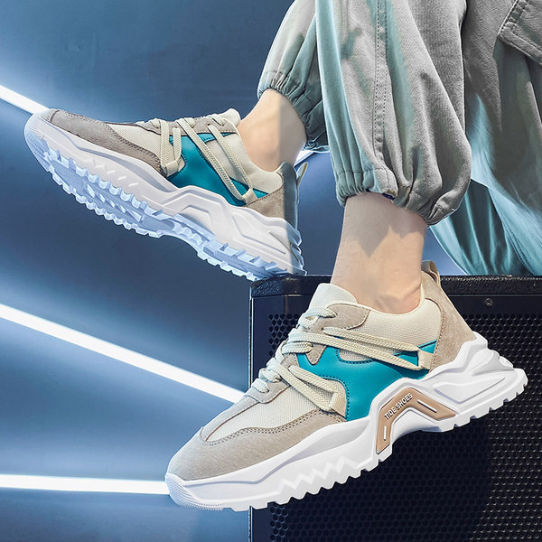 Vyriški zomšiniai sportbačiai su įvairių spalvų raišteliais