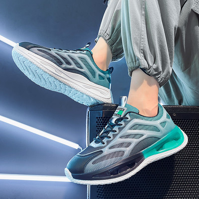 Naujas vyriškų sportbačių modelis su dekoratyvinėmis spalvomis