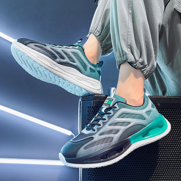 Naujas vyriškų sportbačių modelis su dekoratyvinėmis spalvomis