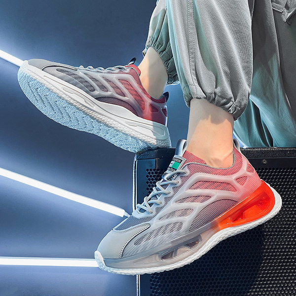 Naujas vyriškų sportbačių modelis su dekoratyvinėmis spalvomis