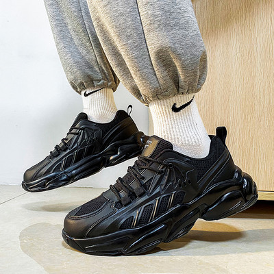 Kvėpuojantys vyriški sportbačiai su tinkleliu ir dekoratyviniais raštais