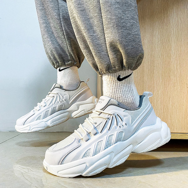 Kvėpuojantys vyriški sportbačiai su tinkleliu ir dekoratyviniais raštais