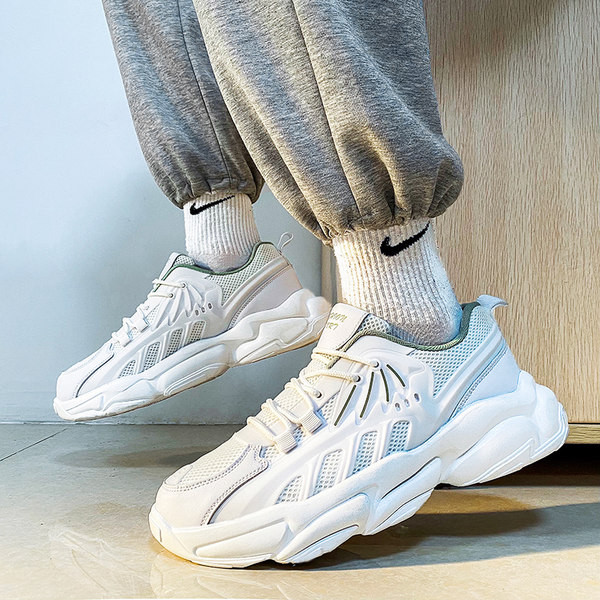 Kvėpuojantys vyriški sportbačiai su tinkleliu ir dekoratyviniais raštais