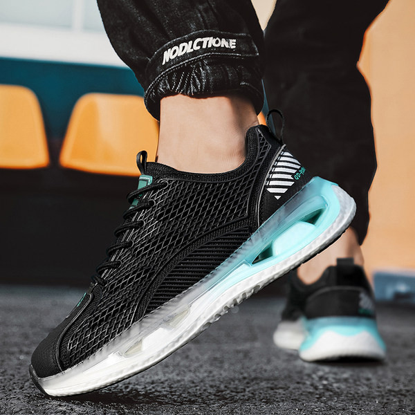 Įvairių spalvų vyriški sportbačiai