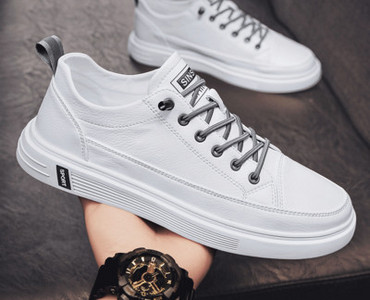 Ανδρικά sneakers με καθαρό σχέδιο και κορδόνια