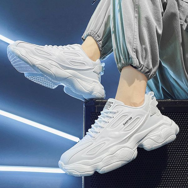 Meeste ökonahast tossud kirjade ja värviliste dekoratiivelementidega