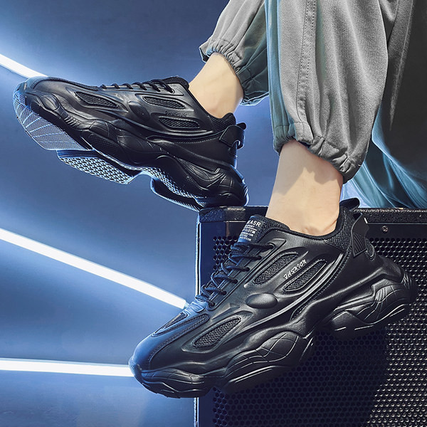 Meeste ökonahast tossud kirjade ja värviliste dekoratiivelementidega