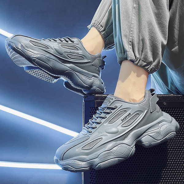 Meeste ökonahast tossud kirjade ja värviliste dekoratiivelementidega