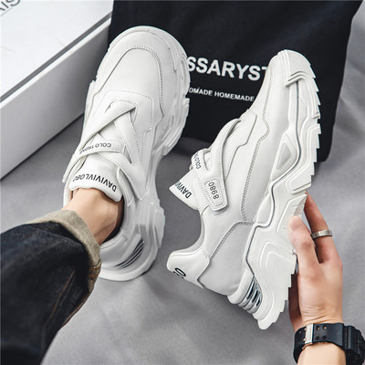 Vyriški sportbačiai su užrašais ir lipdukais