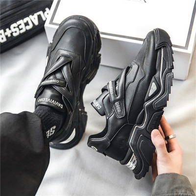 Vyriški sportbačiai su užrašais ir lipdukais