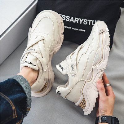 Vyriški sportbačiai su užrašais ir lipdukais