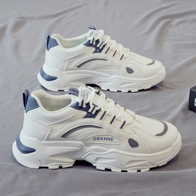 Vyriški sportbačiai su užrašais ir lipdukais