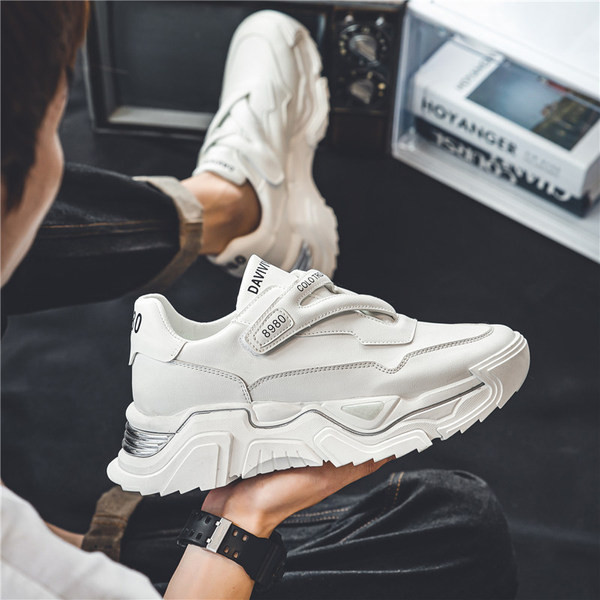 Vyriški sportbačiai su užrašais ir lipdukais