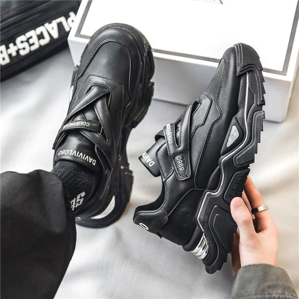 Vyriški sportbačiai su užrašais ir lipdukais