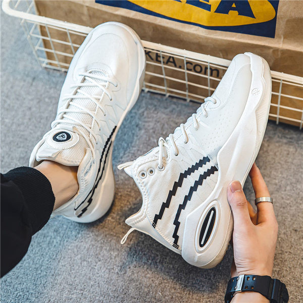 Vyriški sportbačiai su raštuotais motyvais ir dekoratyviniais elementais