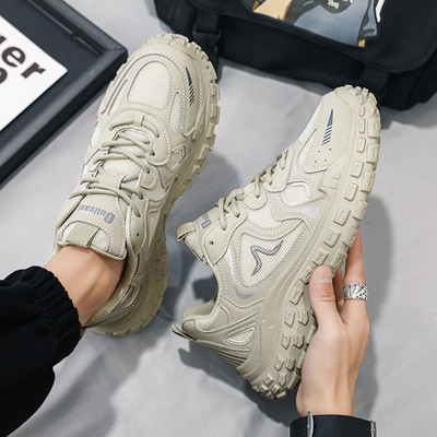 Trijų spalvų vyriški sportbačiai su tinkleliu ir dekoratyviniais motyvais