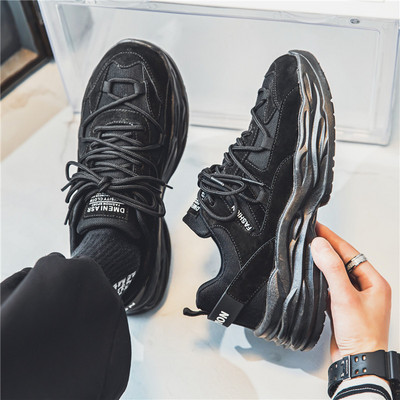 Trijų spalvų vyriški sportbačiai su tinkleliu ir dekoratyviniais motyvais