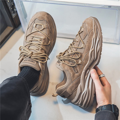 Trijų spalvų vyriški sportbačiai su tinkleliu ir dekoratyviniais motyvais