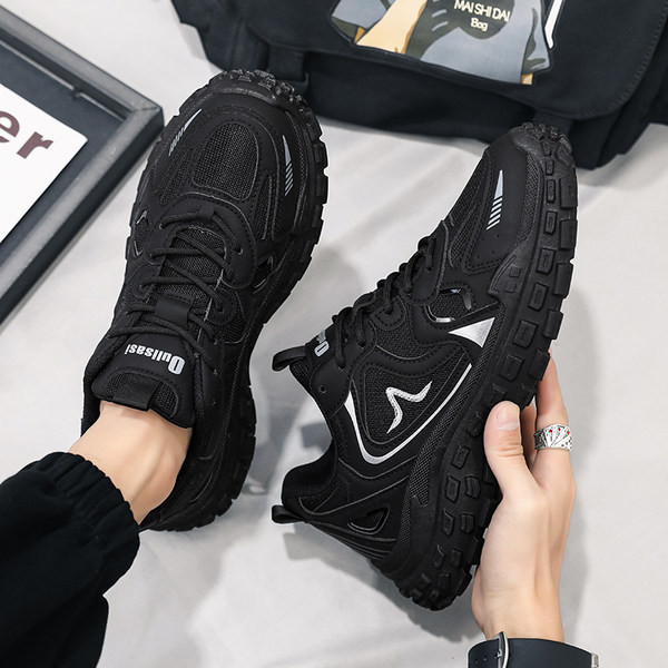 Trijų spalvų vyriški sportbačiai su tinkleliu ir dekoratyviniais motyvais