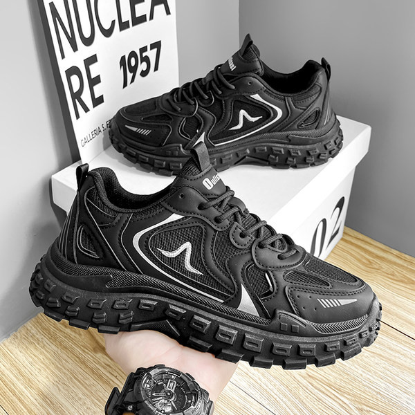 Trijų spalvų vyriški sportbačiai su tinkleliu ir dekoratyviniais motyvais