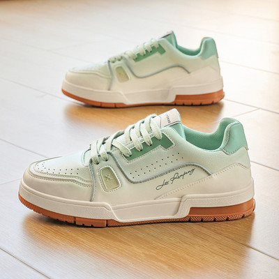 Keturi kvėpuojantys vyriškų suvarstytų sportbačių modeliai plokščiu padu