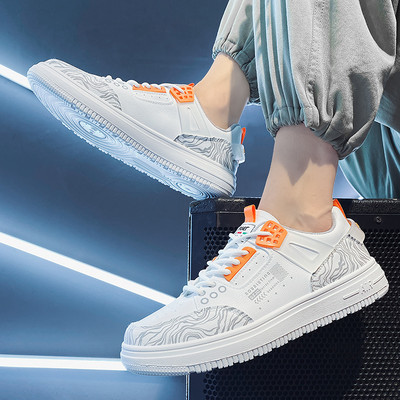 Vyriški sportbačiai su dekoratyvinėmis aplikacijomis ir spalvingais motyvais