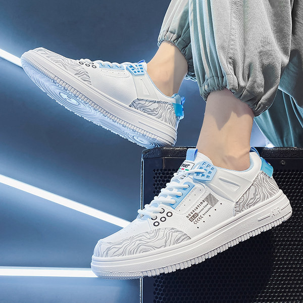 Vyriški sportbačiai su dekoratyvinėmis aplikacijomis ir spalvingais motyvais