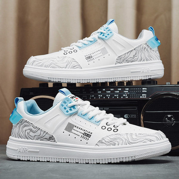 Vyriški sportbačiai su dekoratyvinėmis aplikacijomis ir spalvingais motyvais