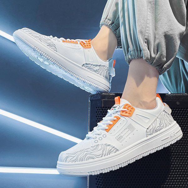 Vyriški sportbačiai su dekoratyvinėmis aplikacijomis ir spalvingais motyvais