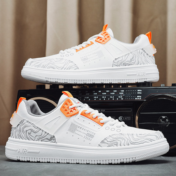 Vyriški sportbačiai su dekoratyvinėmis aplikacijomis ir spalvingais motyvais