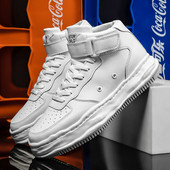 Dviejų spalvų vyriški sportbačiai su raišteliais ir lopais