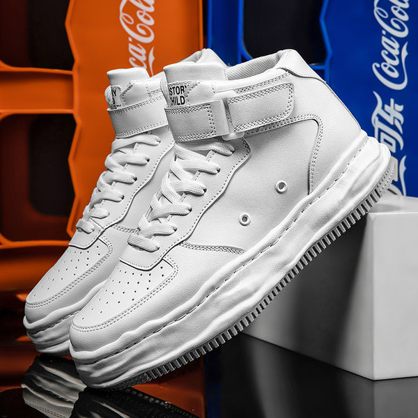 Dviejų spalvų vyriški sportbačiai su raišteliais ir lopais