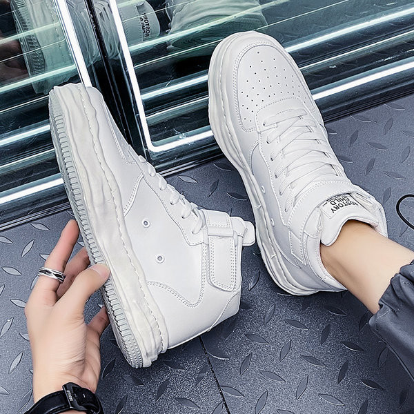 Dviejų spalvų vyriški sportbačiai su raišteliais ir lopais