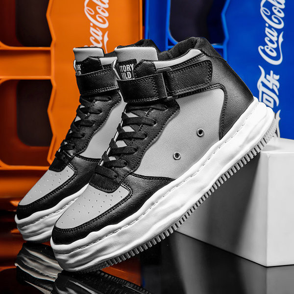 Dviejų spalvų vyriški sportbačiai su raišteliais ir lopais