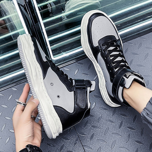 Dviejų spalvų vyriški sportbačiai su raišteliais ir lopais