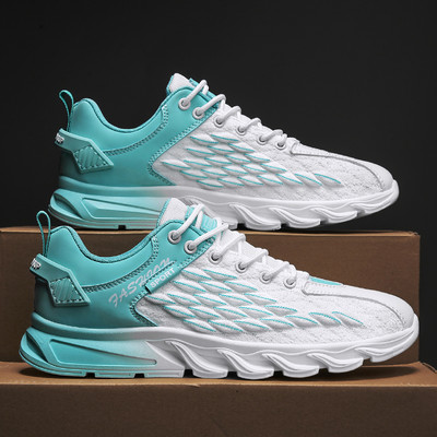 Meeste vabaaja tossud erinevates värvides