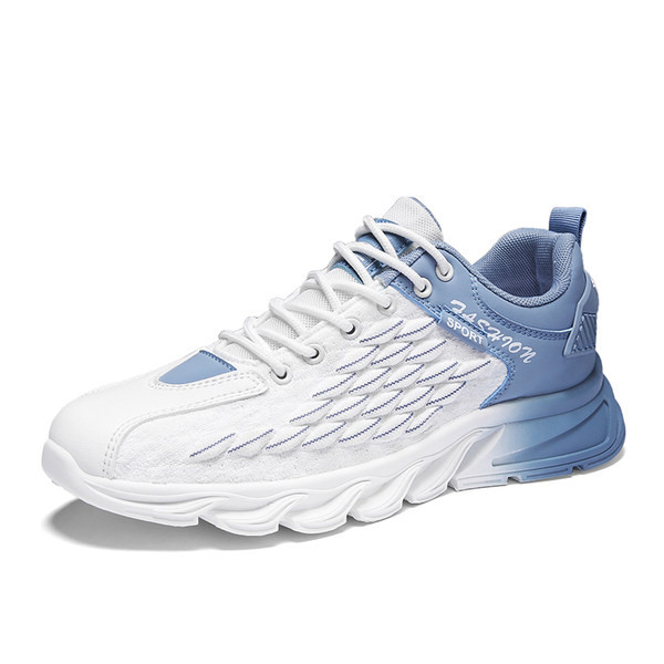 Meeste vabaaja tossud erinevates värvides