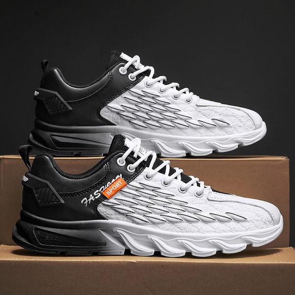 Meeste vabaaja tossud erinevates värvides