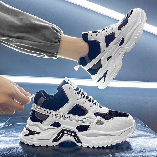 Must-valged vabaaja meeste tossud